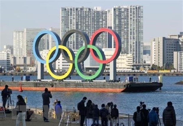 Vòng tròn biểu tượng Olympic được vận chuyển trên vịnh Tokyo, bên ngoài công viên nước Odaiba. Ảnh: AFP/TTXVN.  