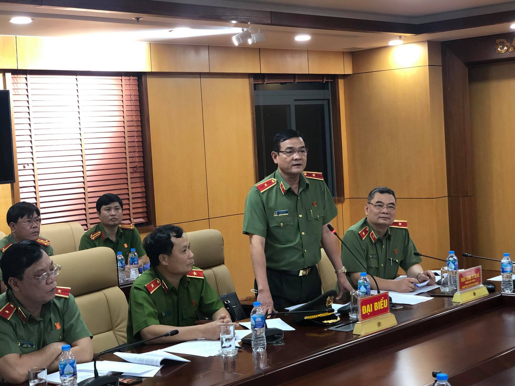 Thiếu tướng Lê Hồng Nam, Giám đốc Công an TP HCM thông tin với báo chí về diễn biến vụ việc tại Công an P.Phú Thọ Hòa (Ảnh: Hồng Phúc).