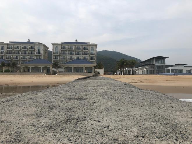 Lan Rừng Resort ngang nhiên lấn biển, đổ bê tông chặn đường ra biển của ngư dân - 4