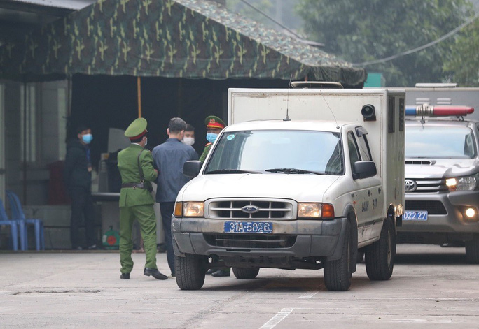 Ghi nhận bên ngoài tòa án xử ông Nguyễn Đức Chung - Ảnh 2.