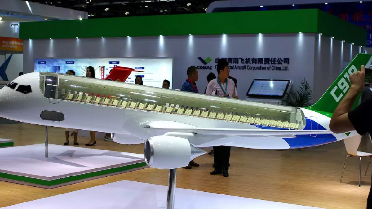 Mô hình máy bay chở khách C919 của Công ty máy bay thương mại Trung Quốc tại triển lãm hàng không 2017 ở Bắc Kinh. Ảnh: Reuters.  