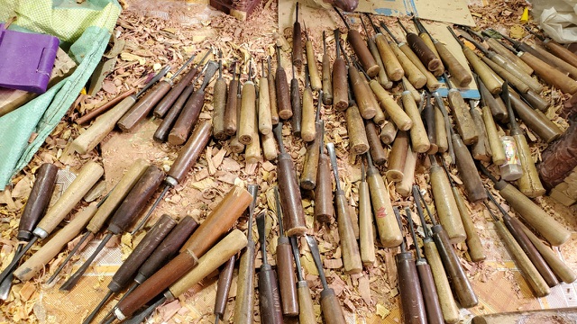 Để làm ra một chú trâu gỗ đục tay cần có hàng chục chiếc đục với kích cỡ khác nhau.  