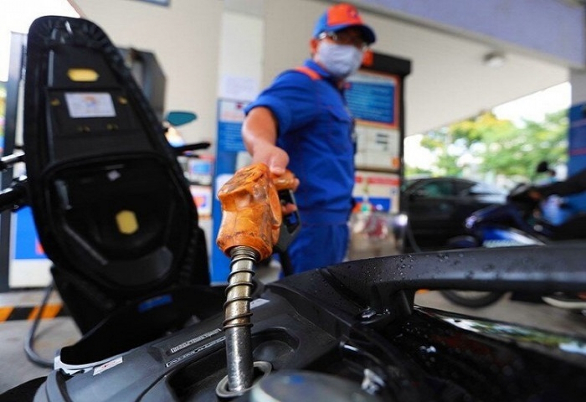  Xăng dầu đồng loạt tăng giá, cao nhất tăng gần 400 đồng/lít  - Ảnh 1.