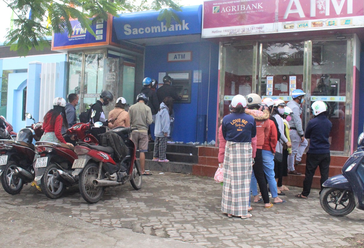 Rất đông khách hàng chờ rút tiền ở máy ATM đường Hùng Vương, TP Tam Kỳ.