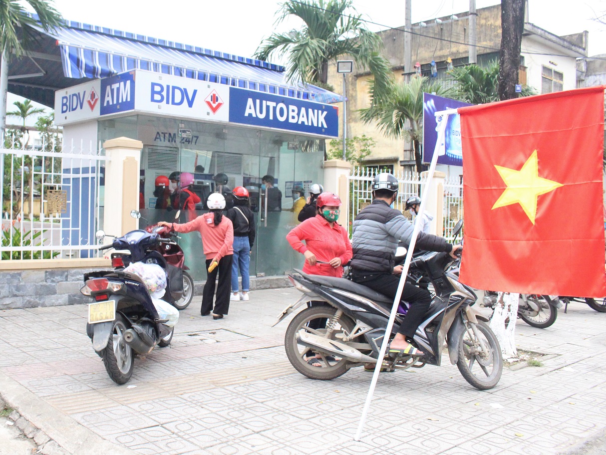 Người dân chờ đến lượt mình vào cây ATM của ngân hàng BIDV chi nhánh Quảng Nam.