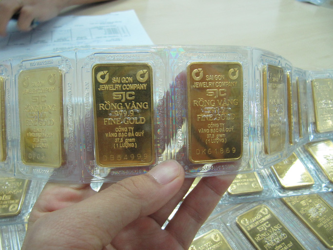  Vì sao giá vàng SJC cao hơn thế giới trên 7 triệu đồng/lượng?  - Ảnh 1.
