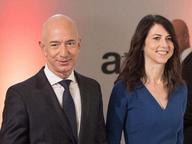  Chuyện lạ ở Amazon: Vốn hóa thị trường lên đến 1,69 nghìn tỷ USD nhưng không lãnh đạo nào ngoài gia đình Jeff Bezos trở thành tỷ phú  - Ảnh 2.