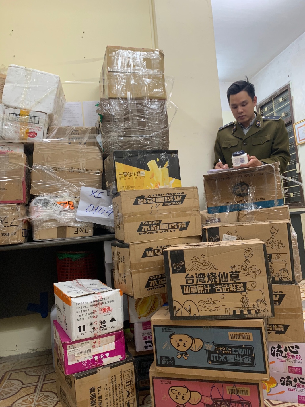 Lực lượng Quản lý thị trường Hà Nội bắt giữ lô thực phẩm chức năng không rõ nguồn gốc xuất xứ..