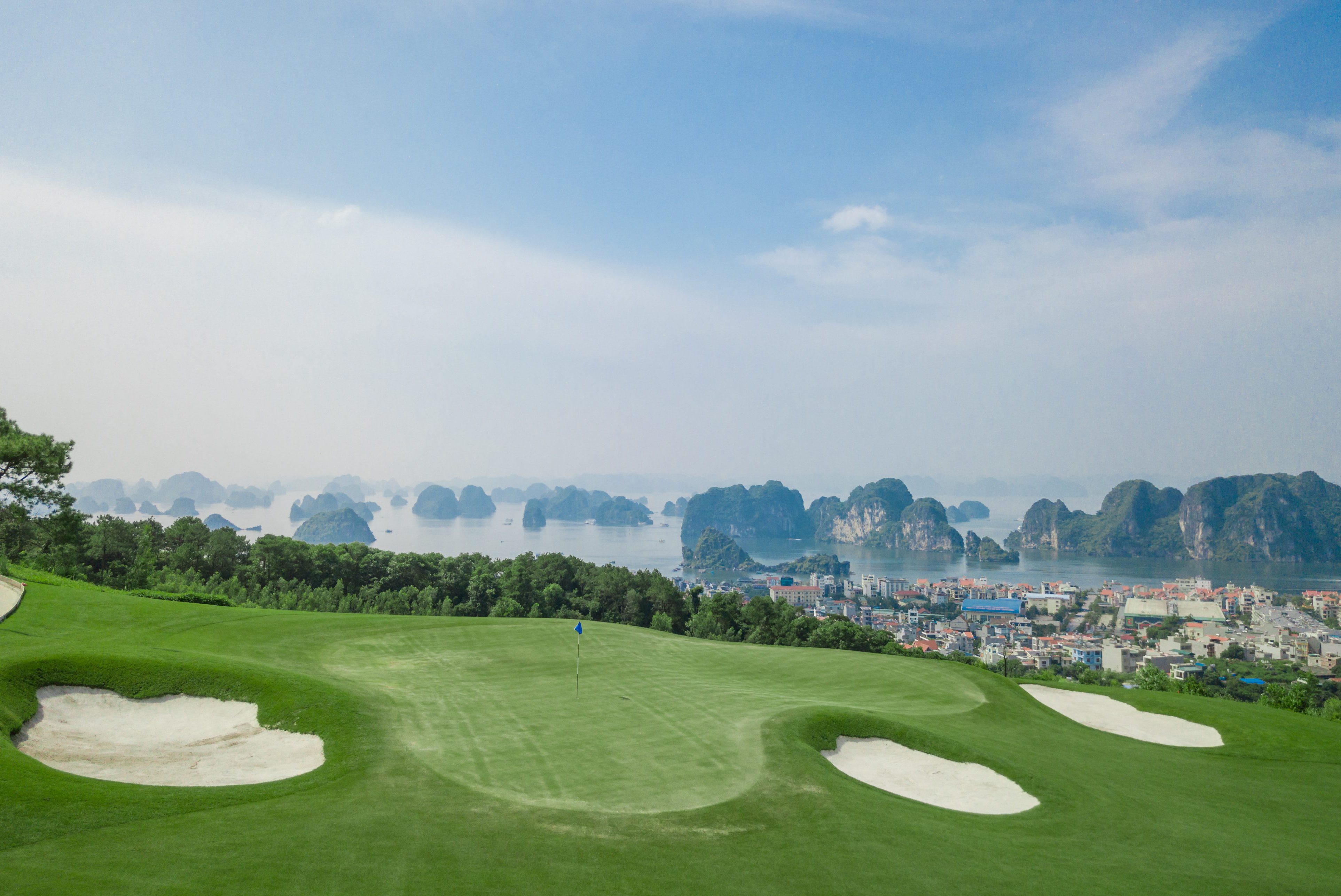 Dự án sân golf Ngôi sao Hạ Long tại đồi Cột 3 đến đồi Cột 8, TP. Hạ Long, tỉnh Quảng Ninh.