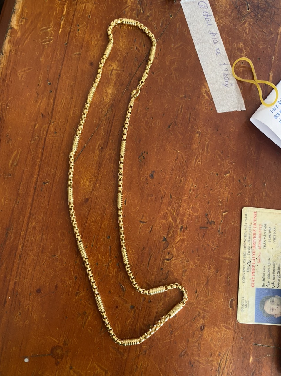 Sợi dây chuyền vàng giả được đối tượng mang đi cầm cố.