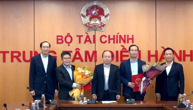 Thứ trưởng Huỳnh Quang Hải trao Quyết định bổ nhiệm Lãnh đạo Sở Giao dịch Chứng khoán Việt Nam.