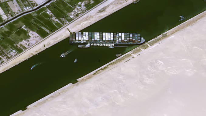 Nỗ lực giải cứu tàu mắc cạn trên Kênh đào Suez lại thất bại, tác động kinh tế bắt đầu lan rộng  - Ảnh 1.