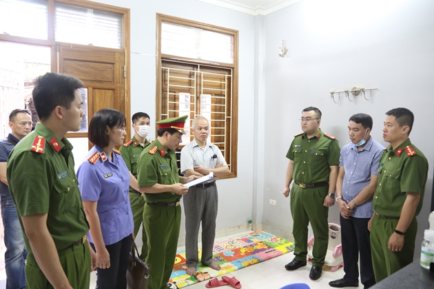 Cơ quan CSĐT tống đạt lệnh bắt tạm giam bị can Tạ Ngọc Chức (người đứng giữa bên phải)