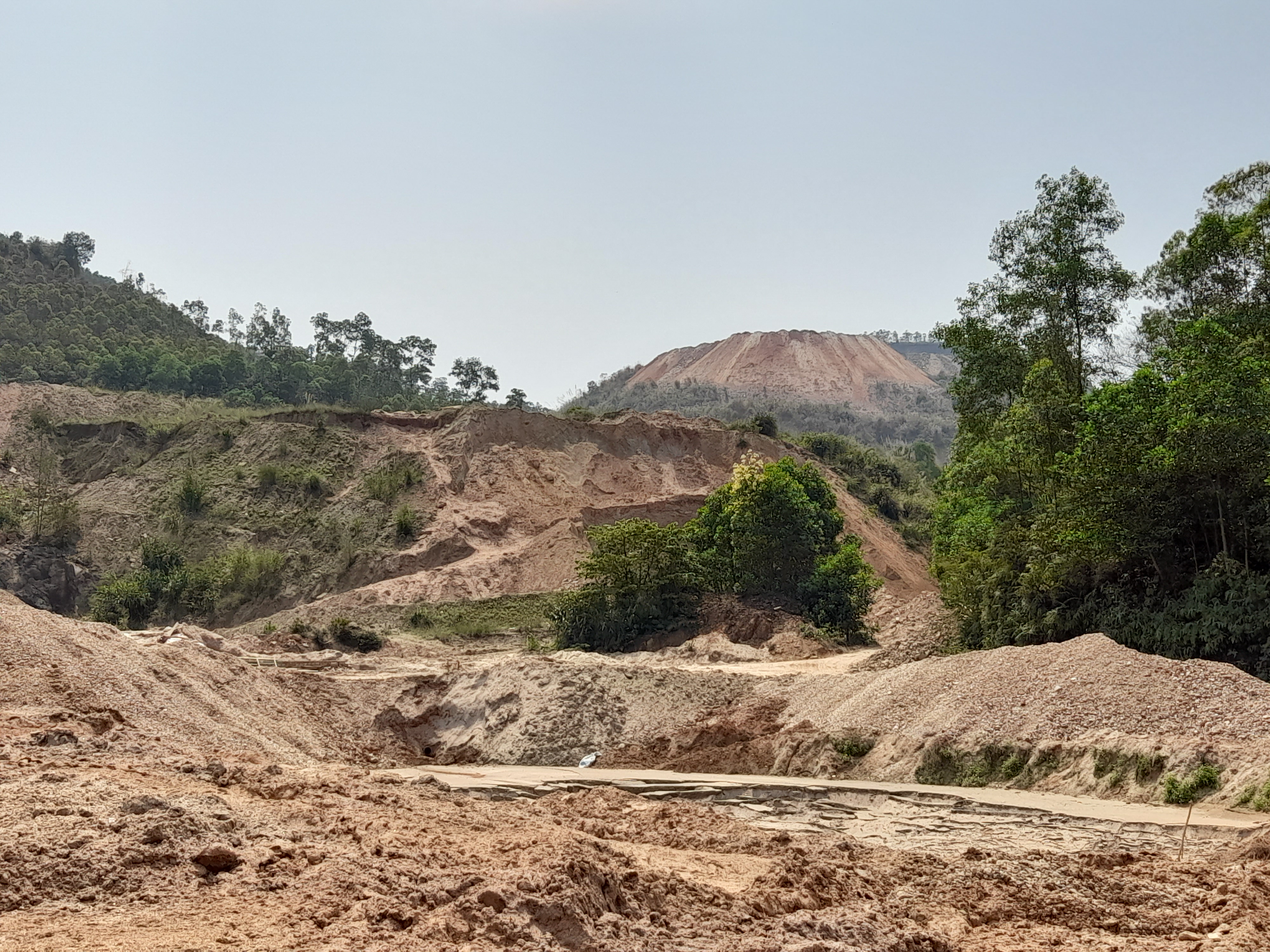 Khu vực bãi thải mỏ quặng của Công ty Hùng Vương xây dựng rất sơ sài nên cứ mưa lớn là xảy ra sự cố xô sạt đất đá xuống ruộng lúa của người xung xung quanh.