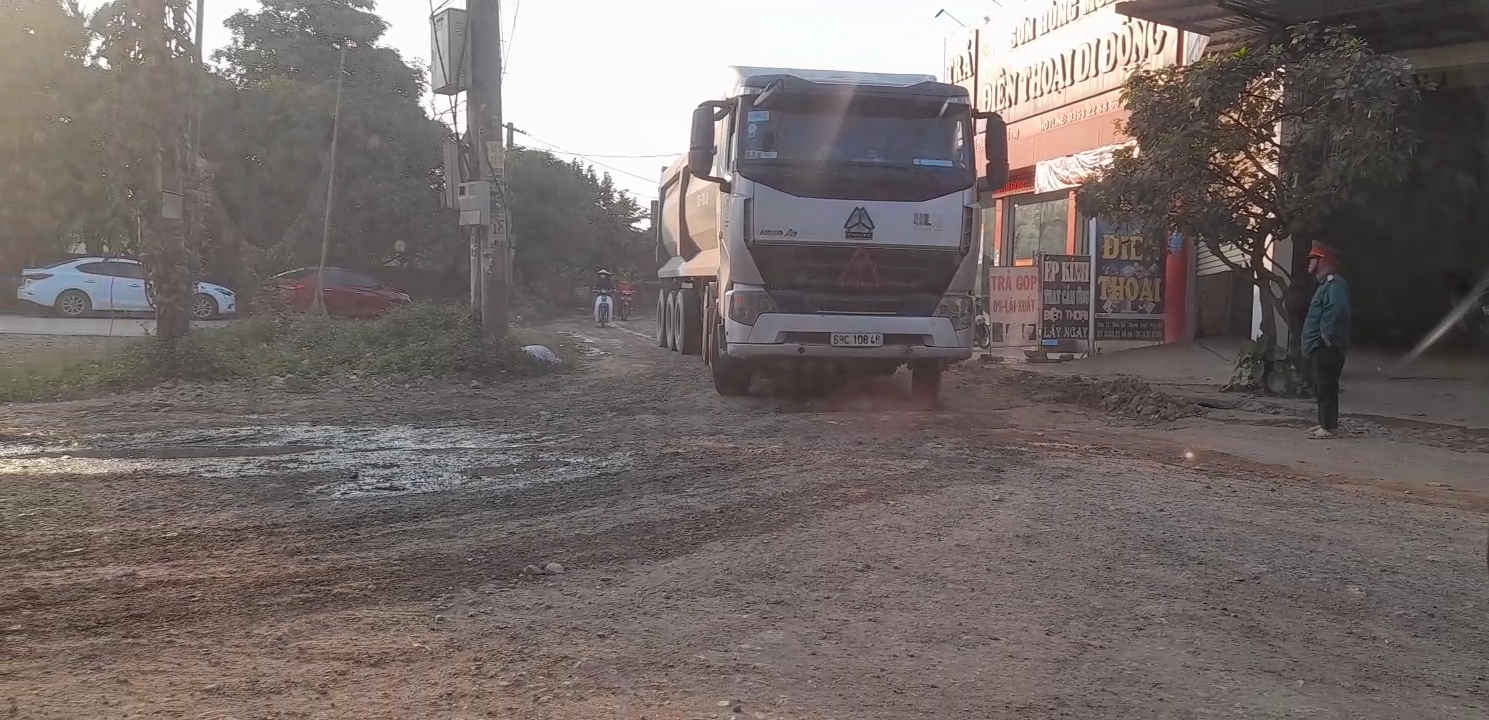 Xe tải chở Cao lanh từ Công ty Hùng Vương qua khu dân cư khiến nhân dân bức xúc.
