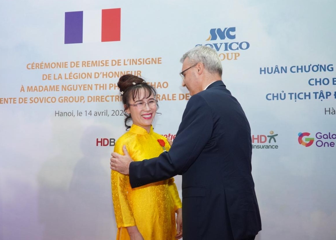 Đại sứ Pháp Nicolas Warnery trao Huân chương Bắc đẩu bội tinh cho bà Nguyễn Thị Phương Thảo.
