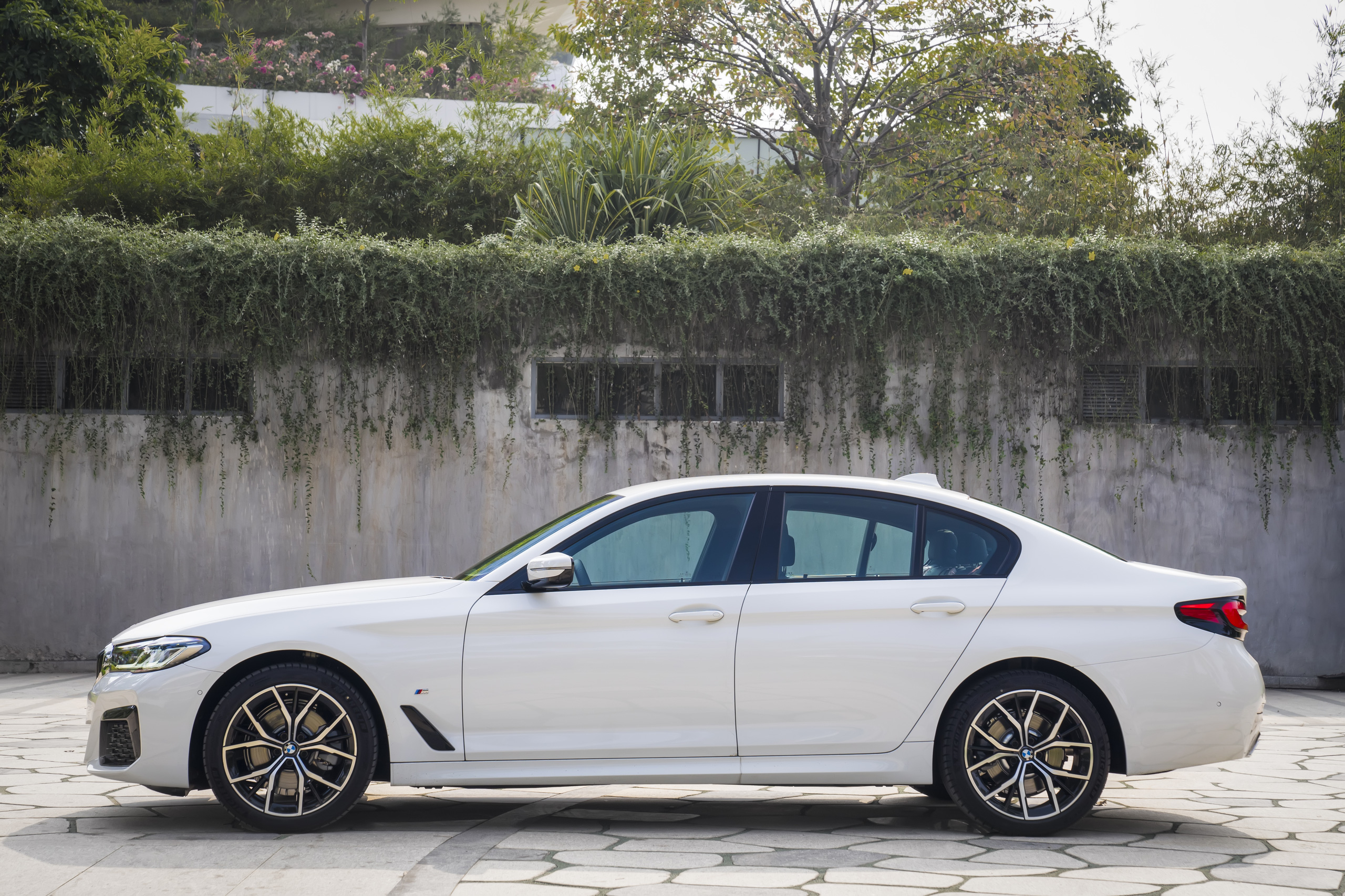 BMW 5 Series 2021 về Việt Nam: Giá từ 2,5 tỷ đồng, đối đầu Mercedes-Benz E-Class - Ảnh 4.