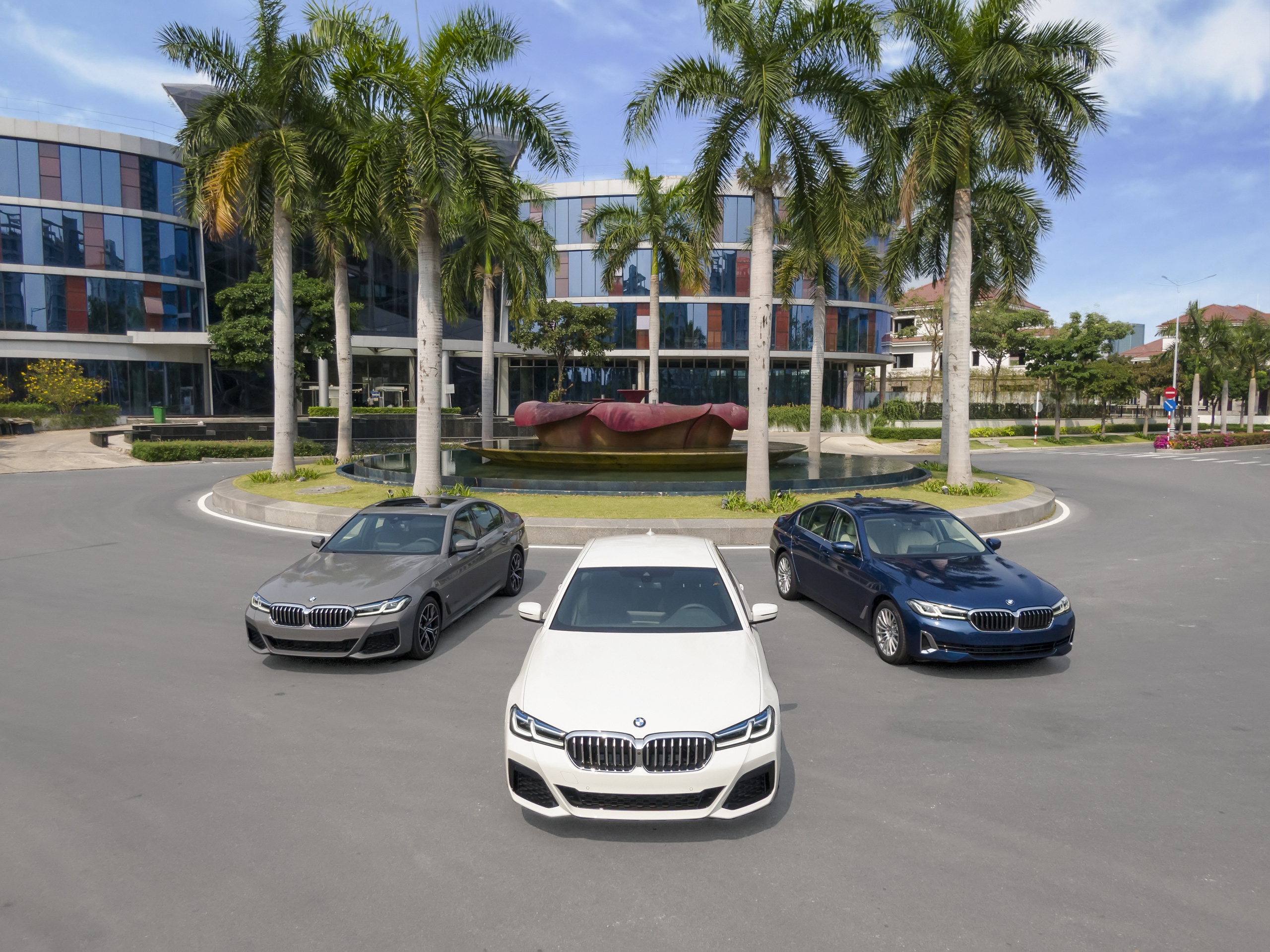 BMW 5 Series 2021 về Việt Nam: Giá từ 2,5 tỷ đồng, đối đầu Mercedes-Benz E-Class - Ảnh 1.