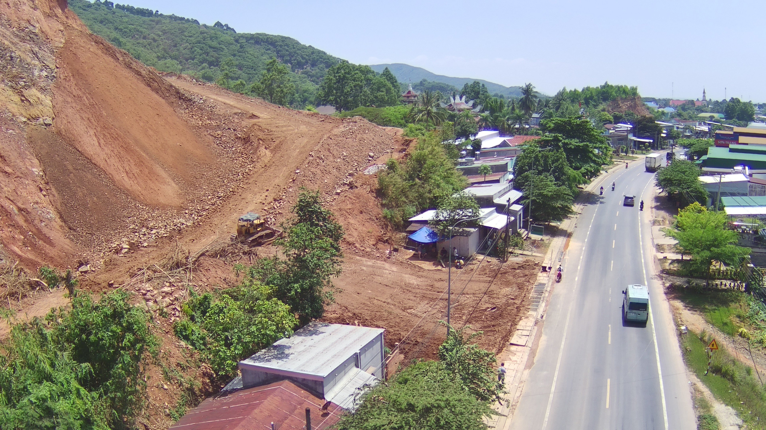 Quả đồi nơi thực hiện dự án bị “xé tóa”, hướng nhìn từ Quốc lộ 20 Đồng Nai đi Đà Lạt (Lâm Đồng).