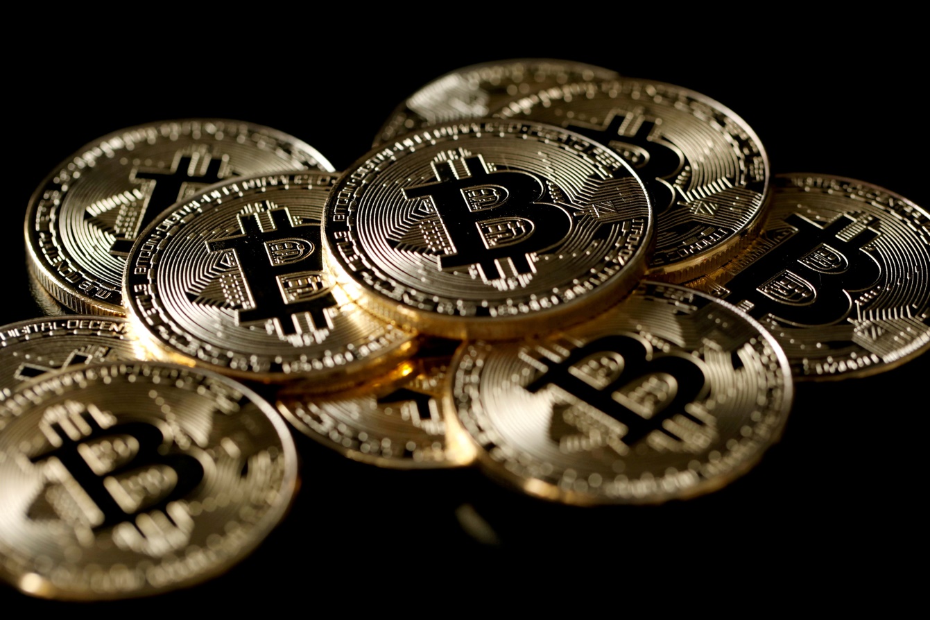 Bitcoin mất gần 50% giá trị so với mức đỉnh trong năm nay