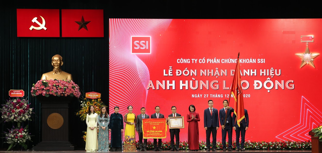 Phó Chủ tịch nước Đặng Thị Ngọc Thịnh trao danh hiệu Anh hùng Lao động thời kỳ đổi mới cho lãnh đạo Công ty SSI.