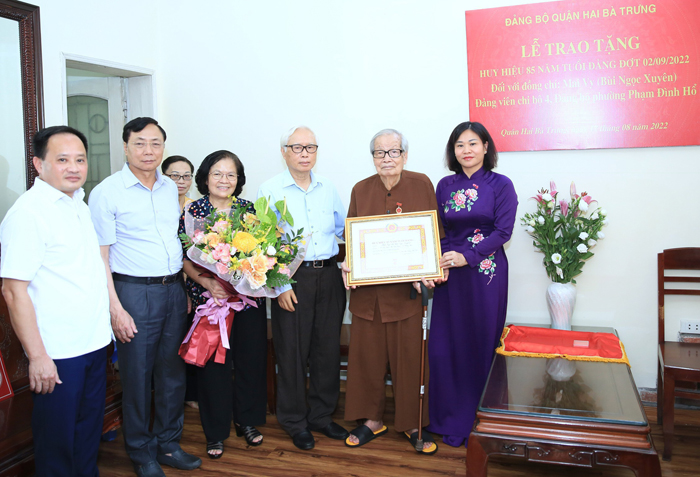 Phó Bí thư Thường trực Thành ủy Nguyễn Thị Tuyến trao Huy hiệu 85 năm tuổi Đảng tặng đảng viên lão thành