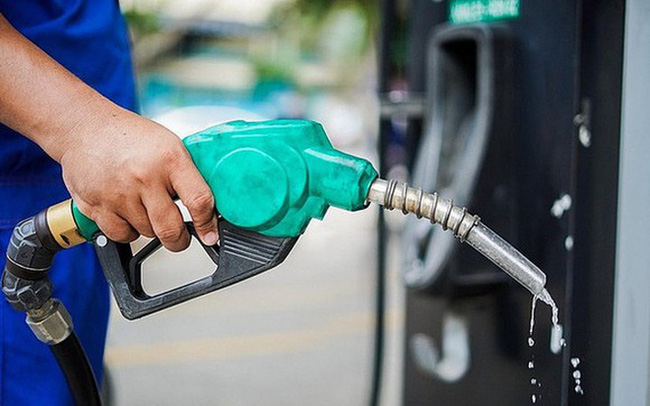 Chuyên gia kinh tế: Muốn 'cởi nút thắt về giá” chỉ có thể tìm cách giảm thuế phí xăng dầu