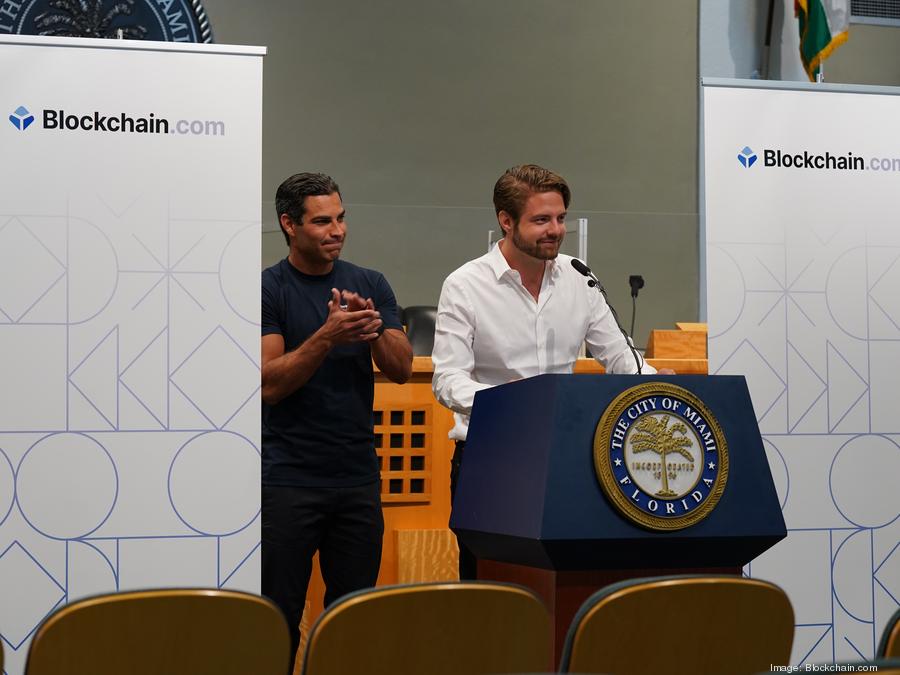 Giám đốc điều hành Blockchain.com Peter Smith và Thị trưởng Francis Suarez thông báo chuyển trụ sở chính của công ty đến Miami trong một cuộc họp báo chung vào tháng 6