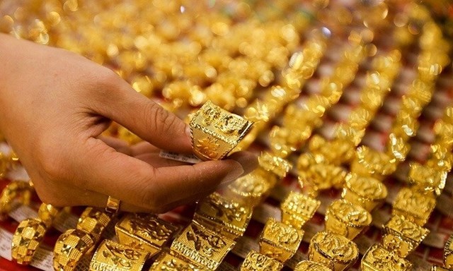 Giá vàng trong nước biến động nhẹ, giá vàng thế giới giảm mạnh