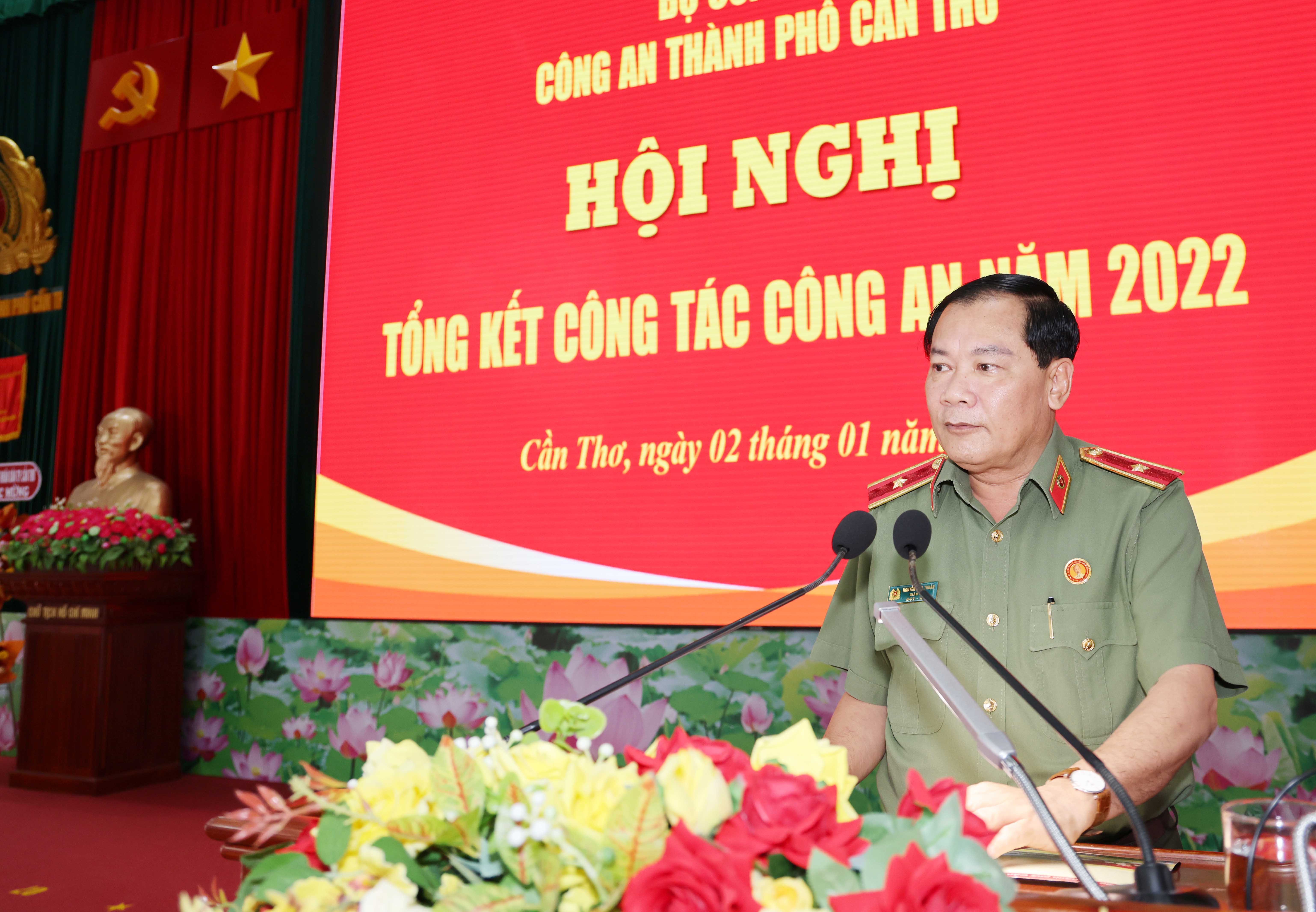 Thiếu tướng Nguyễn Văn Thuận, Gi&aacute;m đốc C&ocirc;ng an TP Cần Thơ th&ocirc;ng tin tại hội nghị.&nbsp;