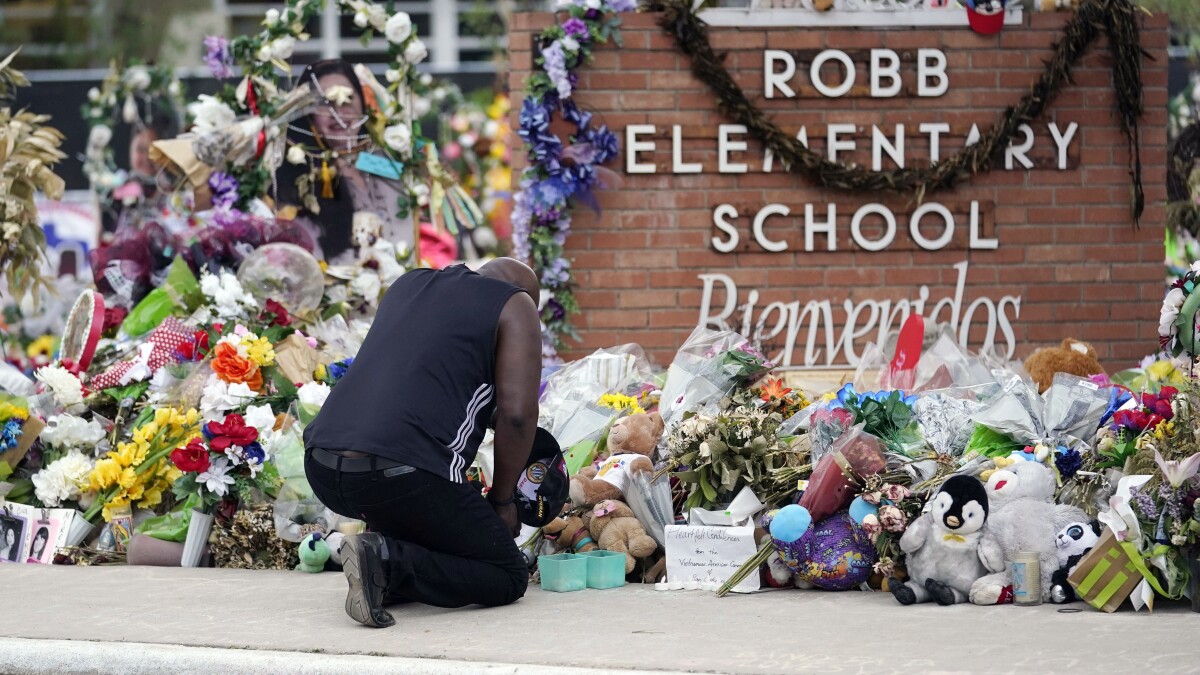 Khu tưởng niệm học sinh trường Tiểu học Robb tử vong trong vụ xả s&uacute;ng ng&agrave;y 24/5.