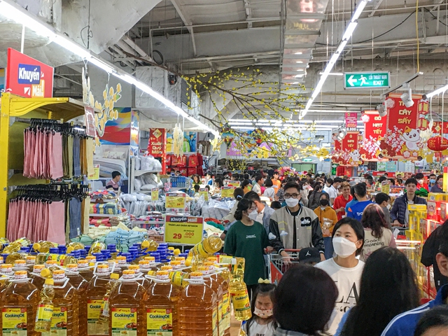 Người dân chen chân trong các siêu thị chiều 23 Tết, shipper cũng nhận “đi chợ hộ” cho khách