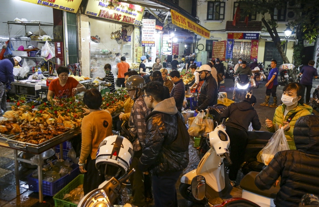 Người Hà Nội xếp hàng từ sáng sớm, chen chân mua đồ lễ ở khu chợ nhà giàu phố cổ Hà Nội