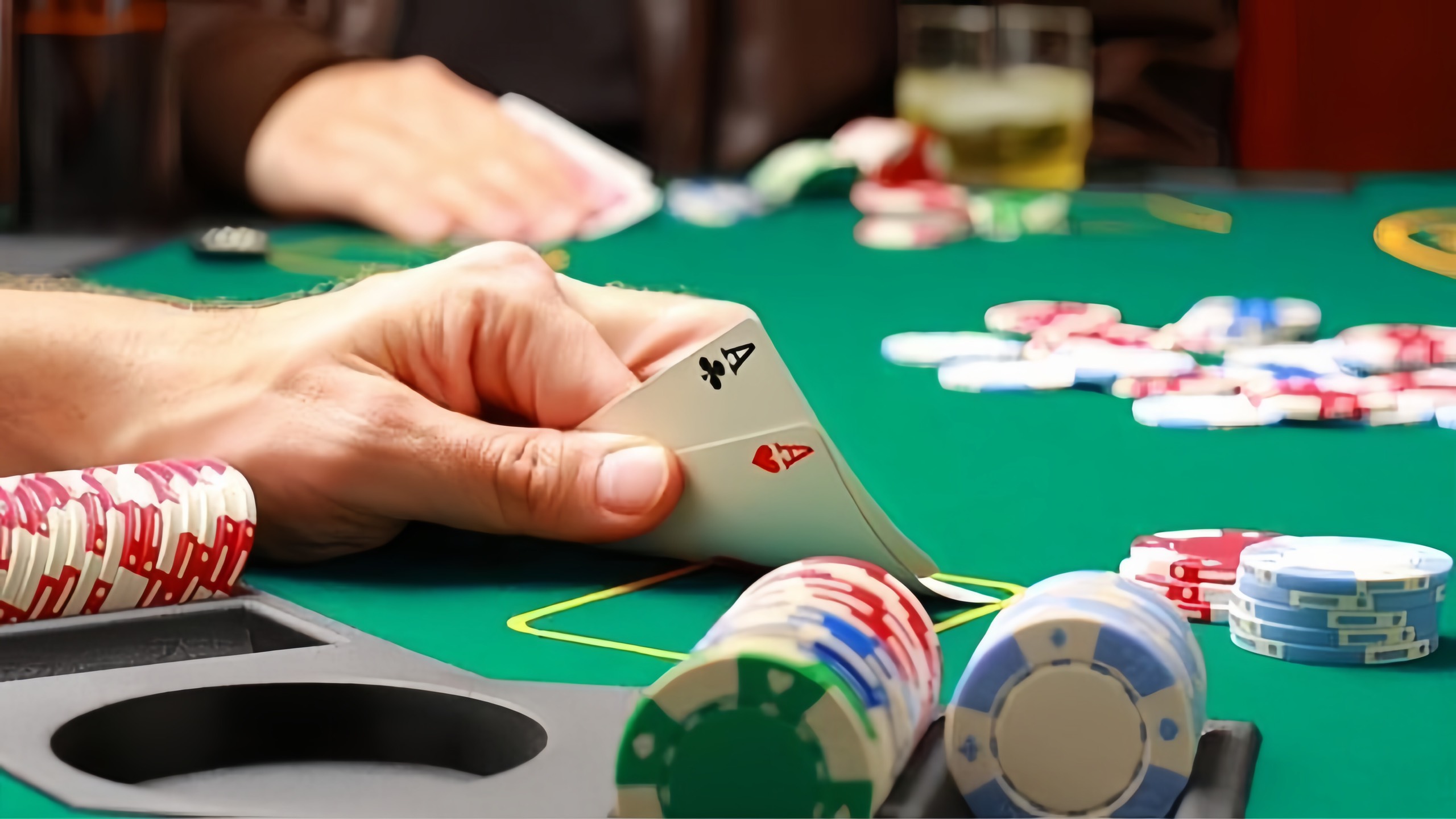 Vĩnh Phúc: Bắt quả tang nhóm golfer đánh bạc poker trong khách sạn