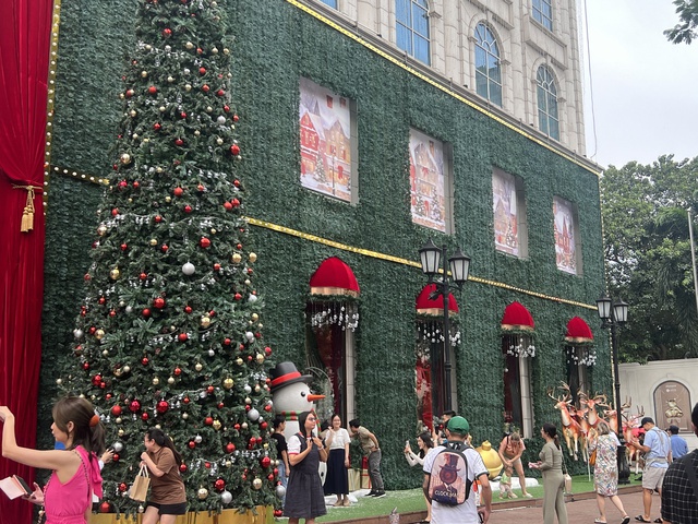 Trung tâm thương mại lớn bậc nhất TP.HCM thu hút đông người đến chụp ảnh Noel sớm, khung cảnh vô cùng nhộn nhịp