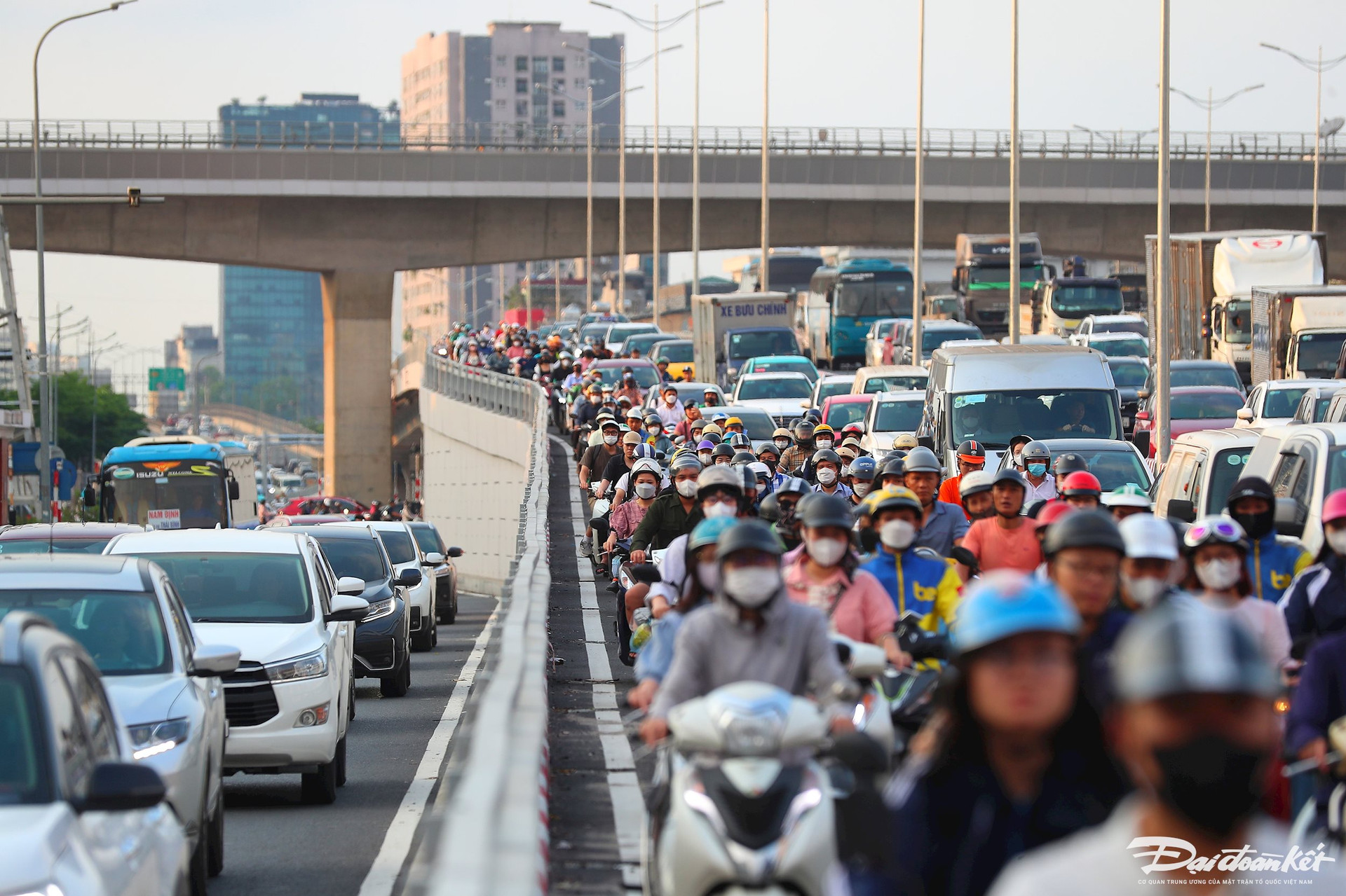Vì sao cầu vượt Mai Dịch mới thông xe đã xảy ra ùn tắc kéo dài?