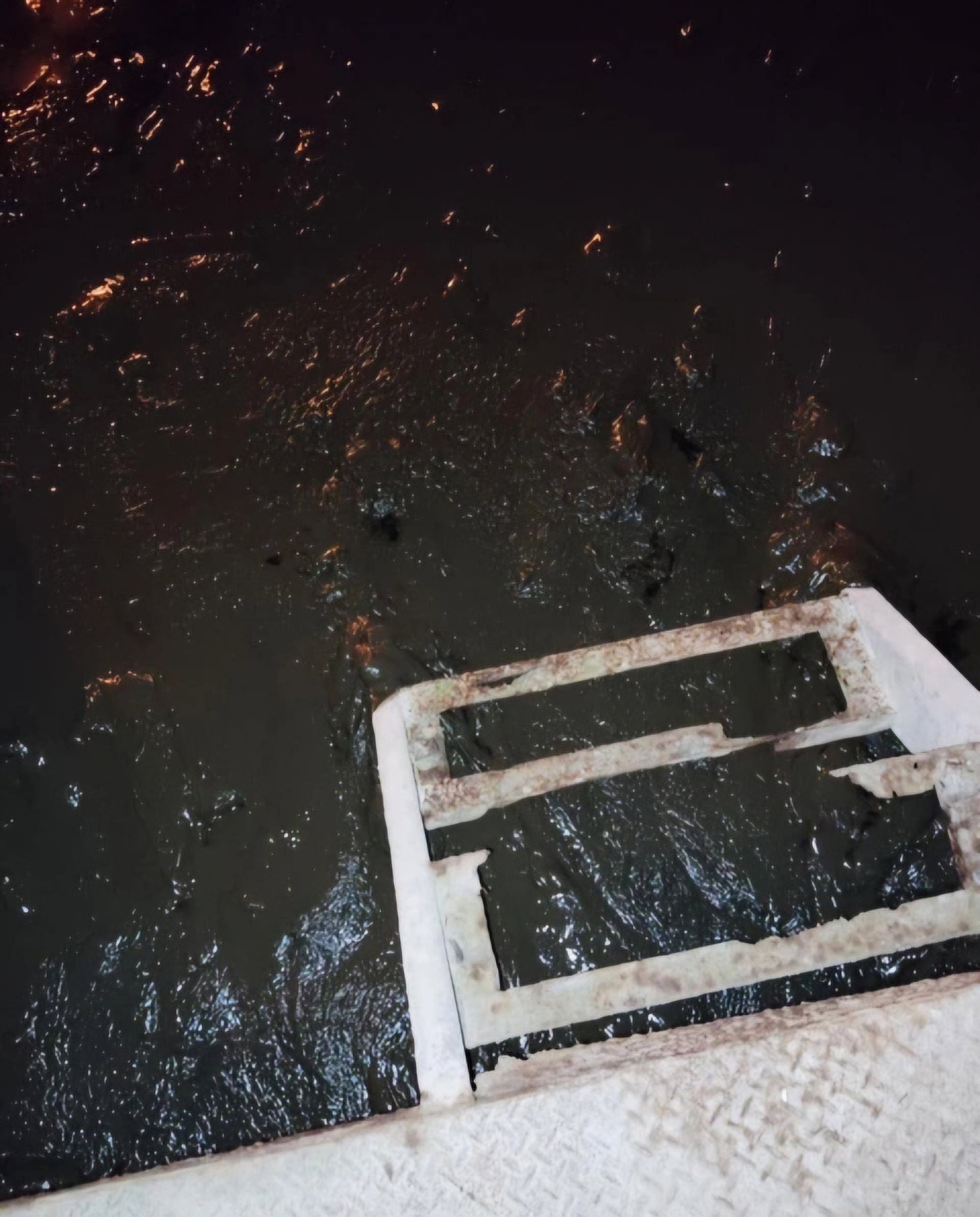 Khắc phục sự cố sạt lở ô lưu chứa bùn thải tại bãi rác Nam Sơn