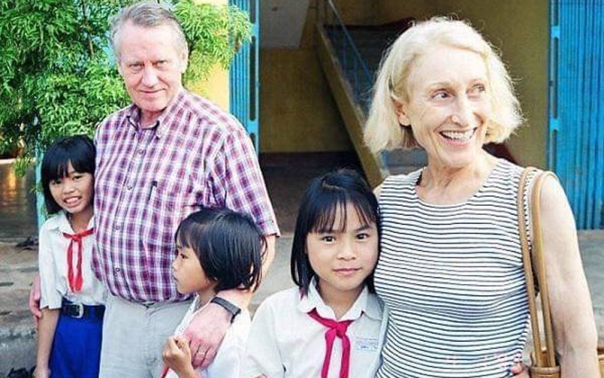 Tỷ phú Chuck Feeney đã từng đến thăm một bệnh viện và tham gia công tác từ thiện tại Việt Nam.