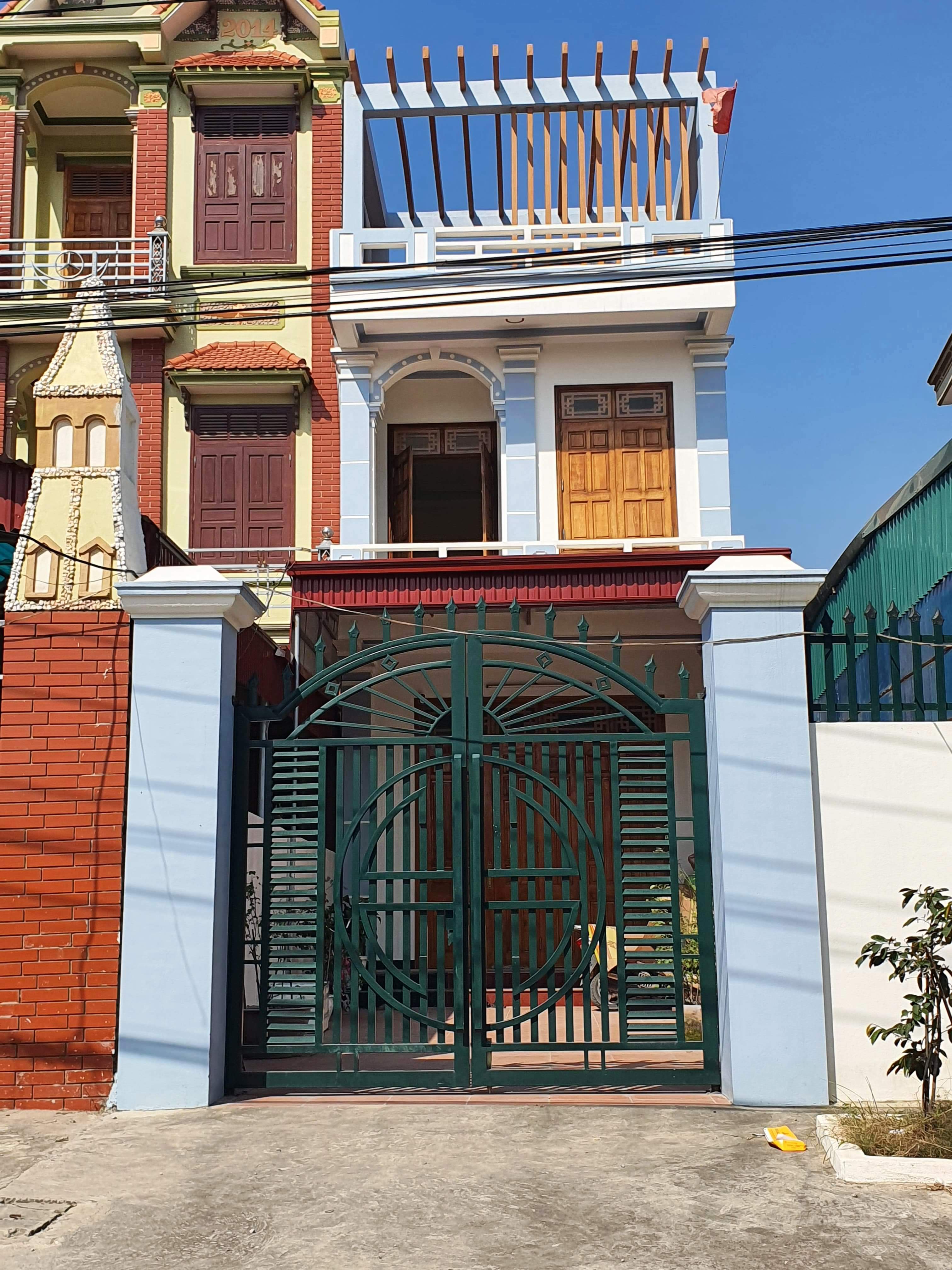 Căn nhà 2 tầng của bà Vũ Thị Hằng trong tình trạng “cửa đóng then cài” nhiều ngày qua.