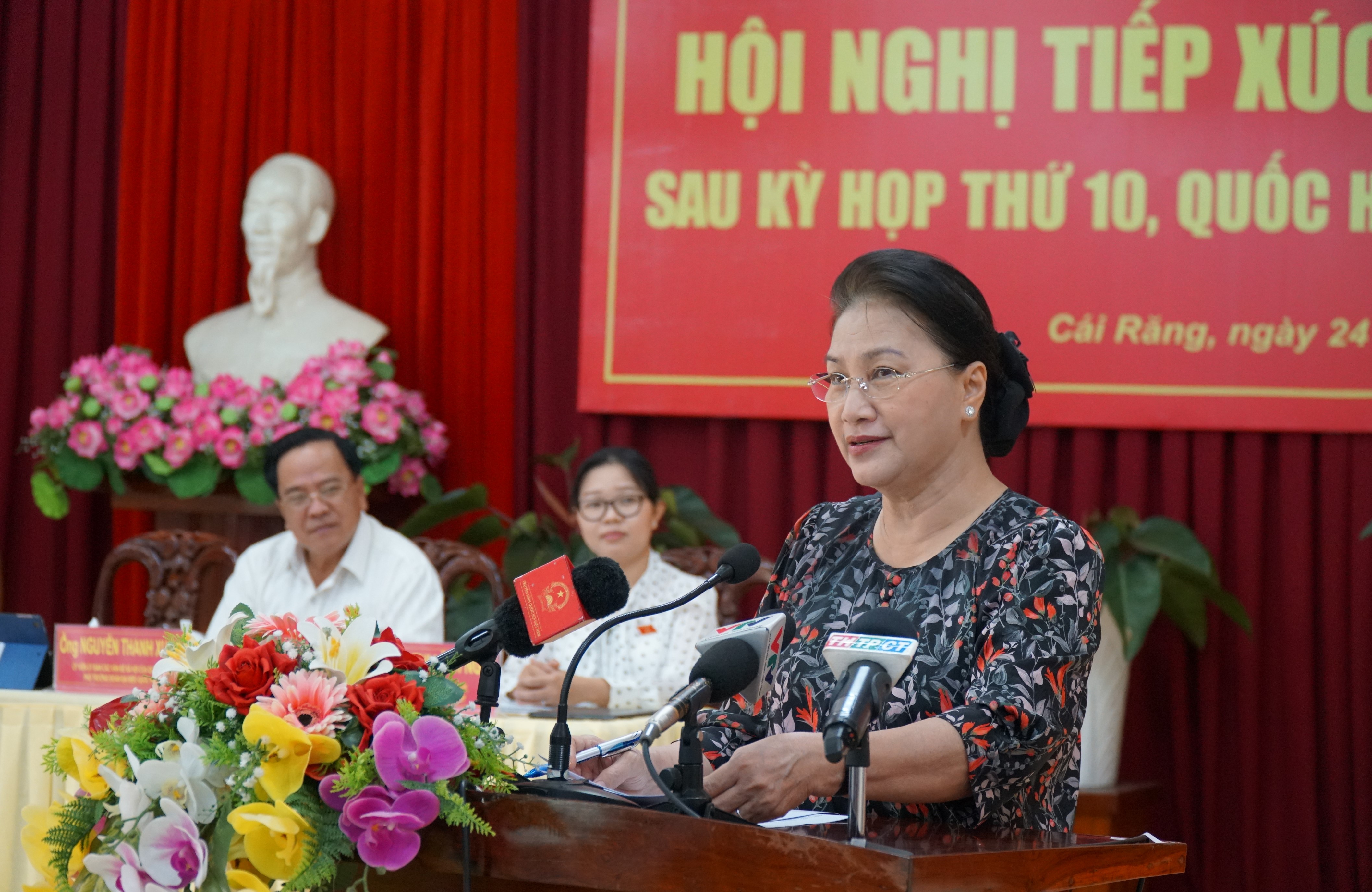 Chủ tịch Quốc hội Nguyễn Thị Kim Ngân trả lời ý kiến cử tri.