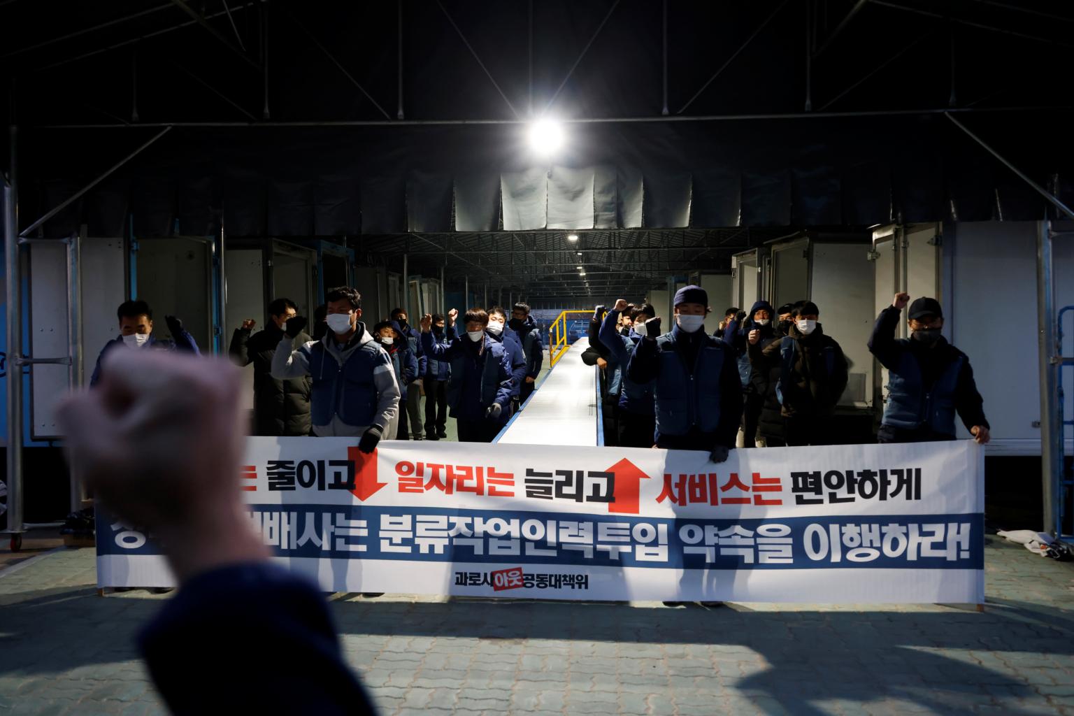 Thảm cảnh những nhân viên giao hàng Hàn Quốc: Bán mạng vì miếng ăn thời đại dịch - Ảnh 2.