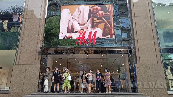 Rất đông khách hàng tìm đến chuỗi cửa hàng H&M tại TP. HCM để mua sắm.