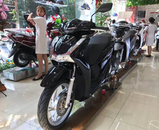  Giá xe Honda SH tiếp tục tăng phi mã, chạm mốc 126 triệu đồng - Ảnh 1.