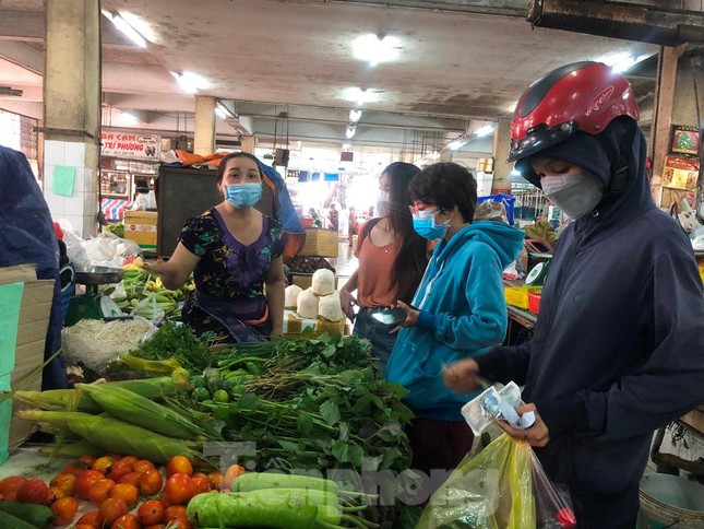 Chợ dân sinh tại TP HCM vắng khách, nhiều mặt hàng giá cao - Ảnh 11.