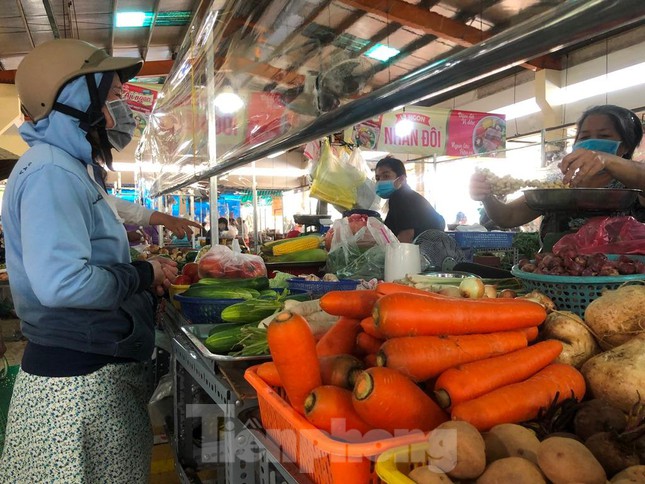 Chợ dân sinh tại TP HCM vắng khách, nhiều mặt hàng giá cao - Ảnh 4.