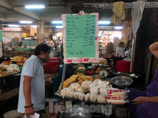Chợ dân sinh tại TP HCM vắng khách, nhiều mặt hàng giá cao - Ảnh 6.