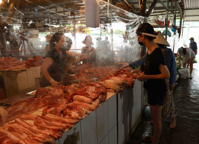 Giá lợn hơi chạm đáy, thịt lợn ở chợ và siêu thị vẫn đứng im - Ảnh 2.