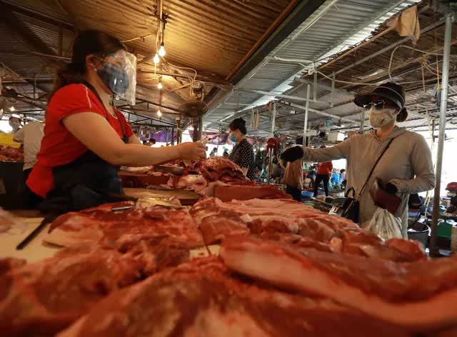 Khủng hoảng thừa thịt lợn: Cần quy định giá bán lợn hơi - Ảnh 2.