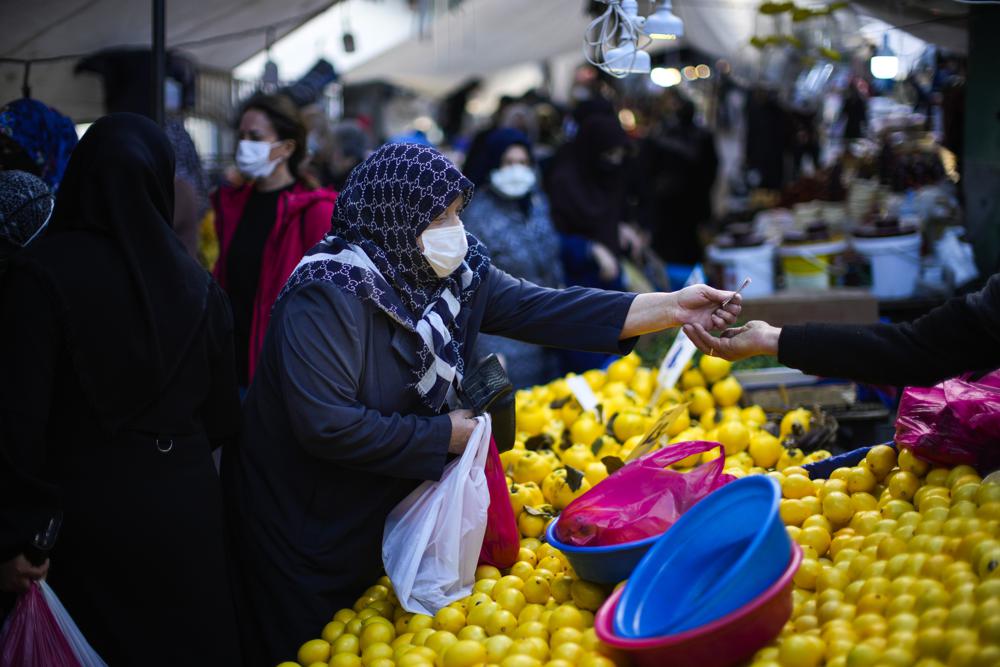 Người dân mua bán thực phẩm tại khu chợ đường phố Ortakcilar ở thành phố Istanbul, Thổ Nhĩ Kỳ. Ảnh: AP.