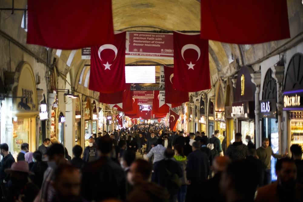 Người dân đi lại trong khu chợ lâu đời Grand Bazaar ở thành phố Istanbul, Thổ Nhĩ Kỳ. Ảnh: AP.